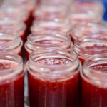 Des pots de confiture attendent d'être refermés