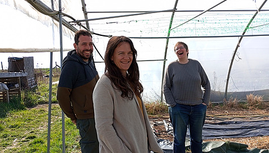 Des personnes sourient dans une serre